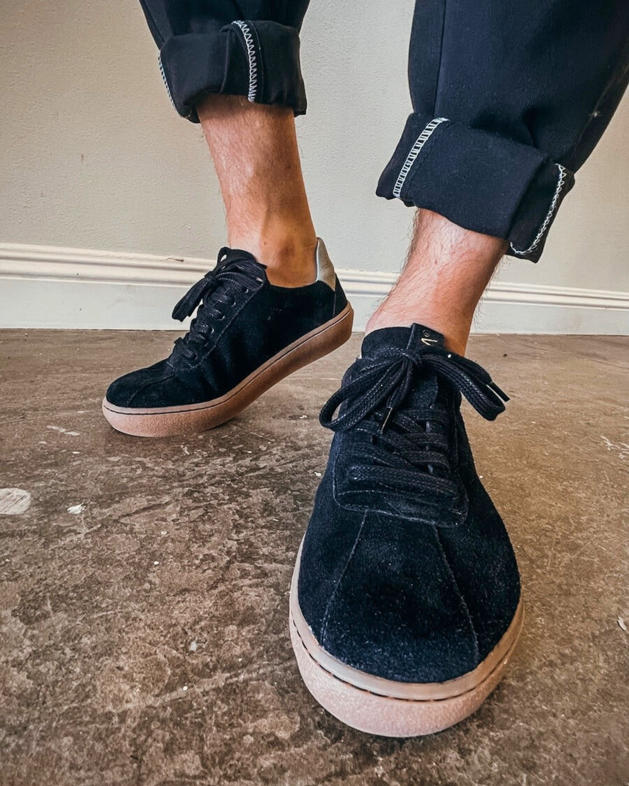 SYDNEY Bio Suede Black/Gum – VIBAe